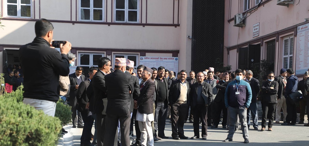 निलम्बित प्रधानन्यायाधीशलाई रोक्न सर्वोच्चअदालतको मूल गेटमा धर्ना